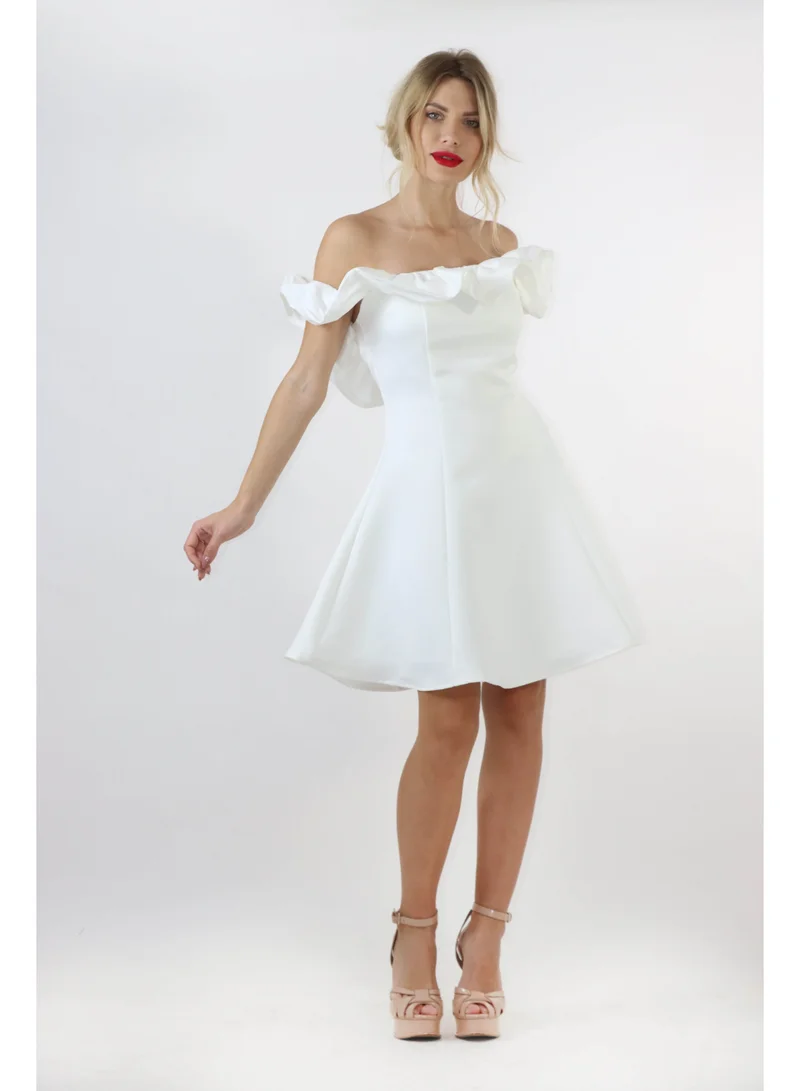 توترندس فستان أبيض قصير وكتف مكشوف